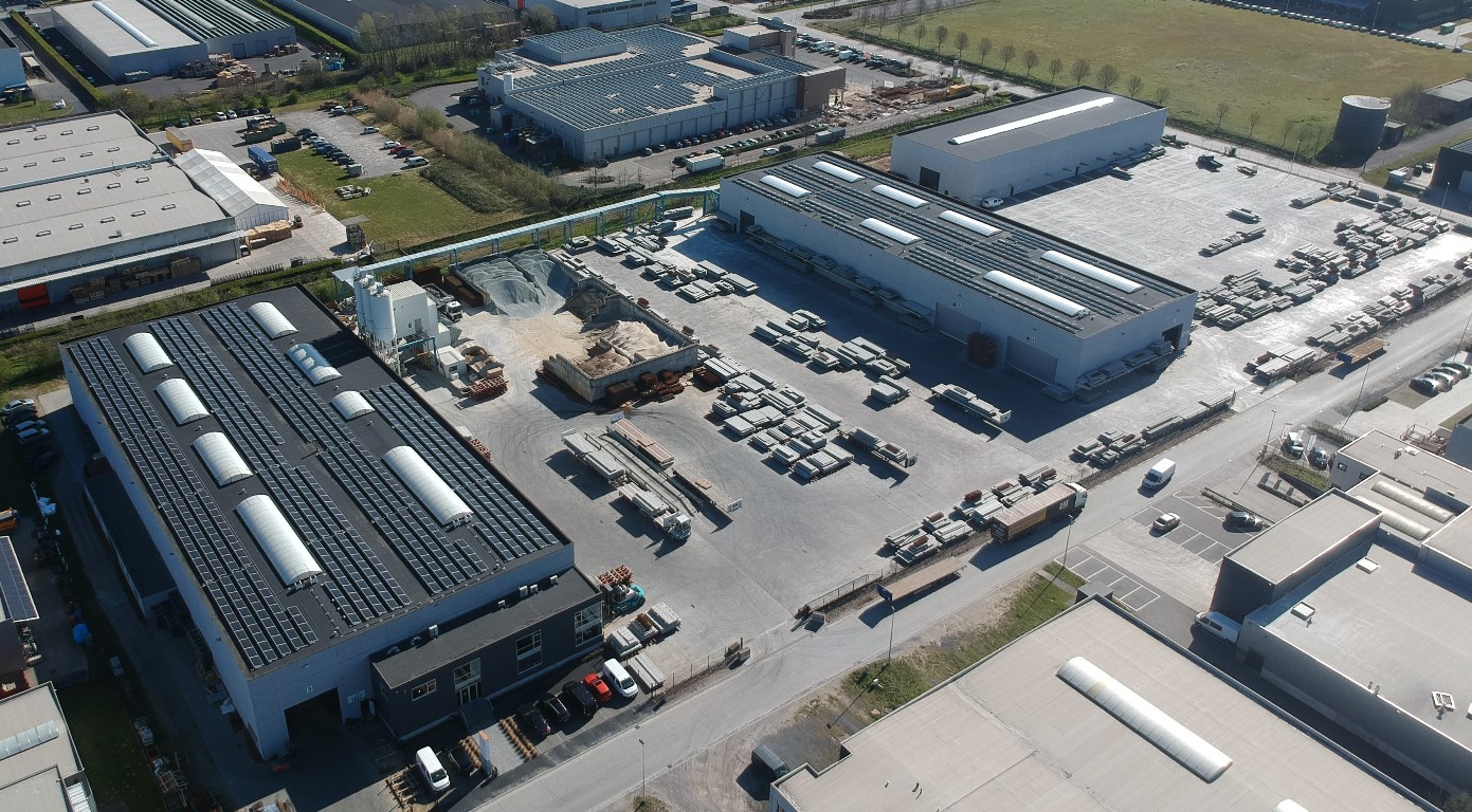 Luchtfoto van de productiehallen en het buitenterrein van Predalco in Lokeren